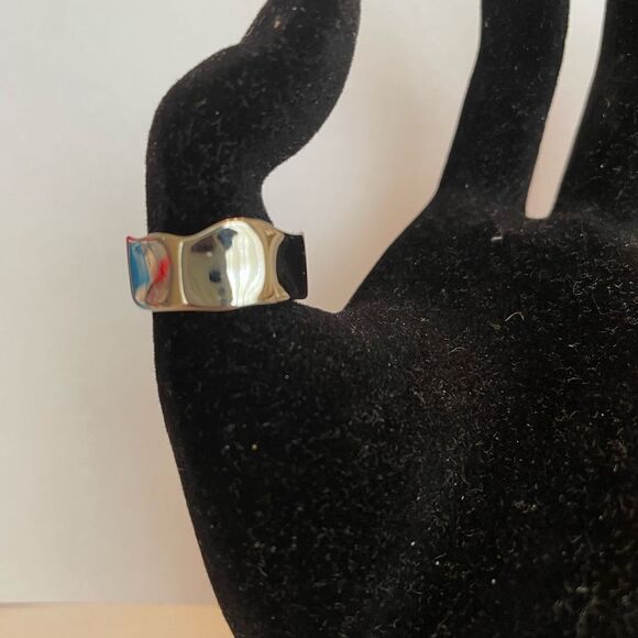 HAMMERED SILVERTONE RESIZABLE RING - Picture 2 of 3